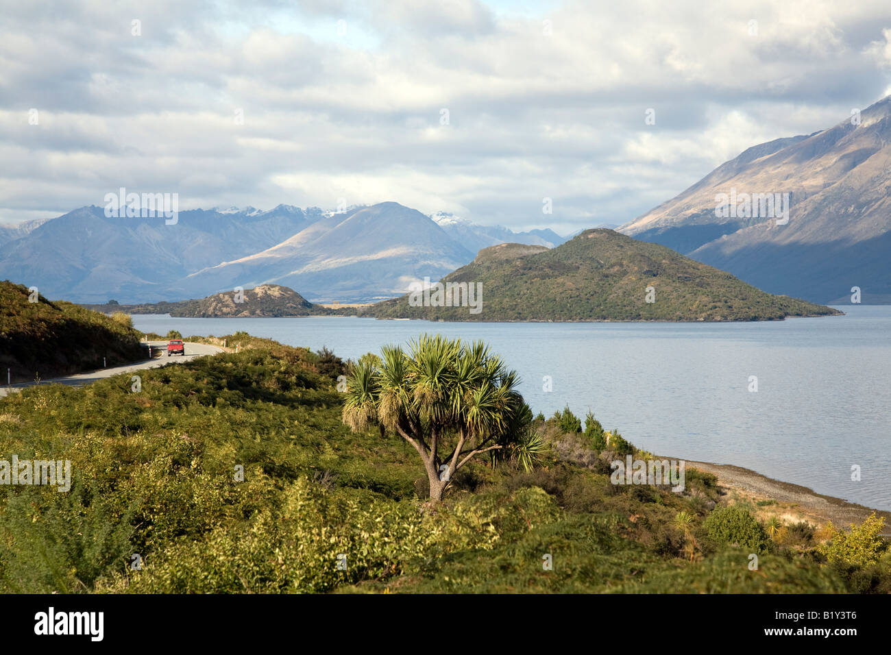 Guardando a sud lungo il lago Wakatipu, osservando l'isola dei piccioni, Queenstown, la regione di Otago, nuova Zelanda Foto Stock