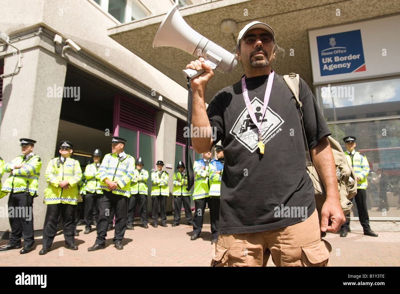 Anti G8 e nessun contorno manifestanti si scontrano con la polizia al di fuori dell'Ufficio Immigrazione a Croydon Foto Stock