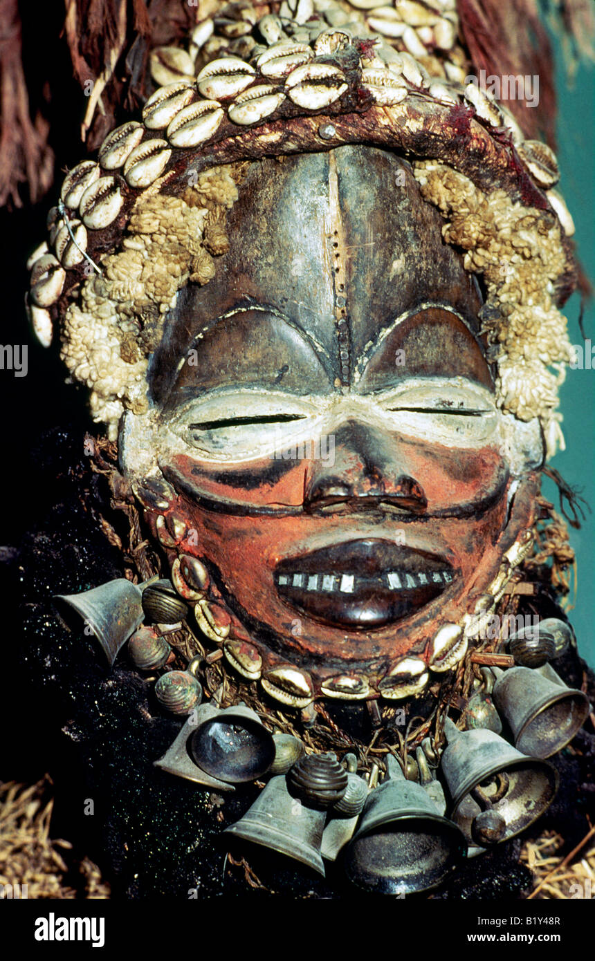 Tradizionale in legno intagliato maschera dalla Repubblica del Camerun, Africa occidentale. Nel museo di arte africana, Dakar, Senegal Foto Stock