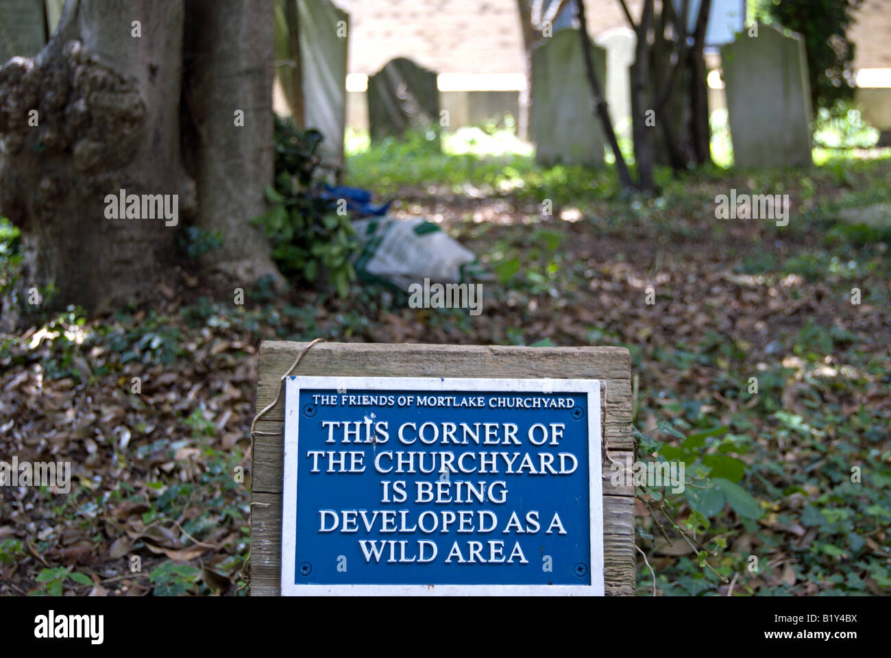 Segno che indica che un angolo di un cimitero è stato sviluppato come un'area selvaggia, chiesa di Santa Maria, mortlake, Londra, Inghilterra Foto Stock