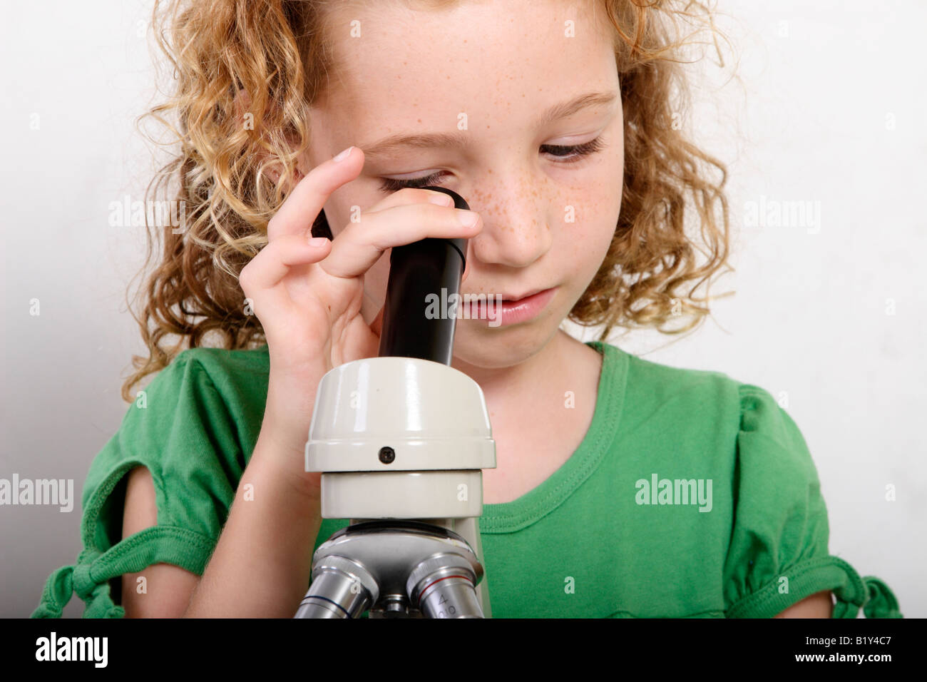 Fotografia di stock di uno studente utilizzando un microscopio Foto Stock