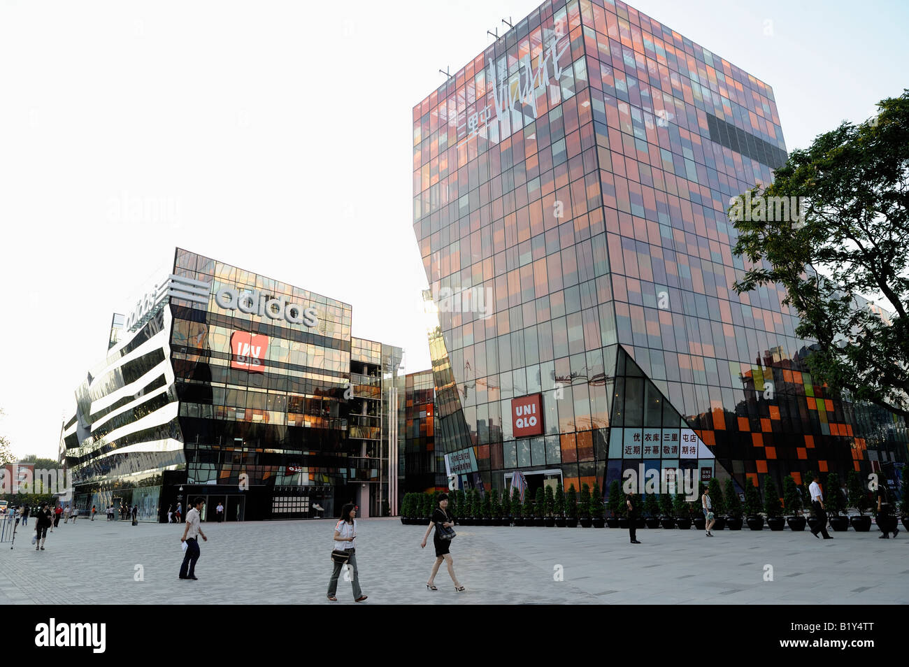Adidas e Uni Qio nei negozi di Sanlitun a Pechino, Cina. 06-lug-2008 Foto Stock
