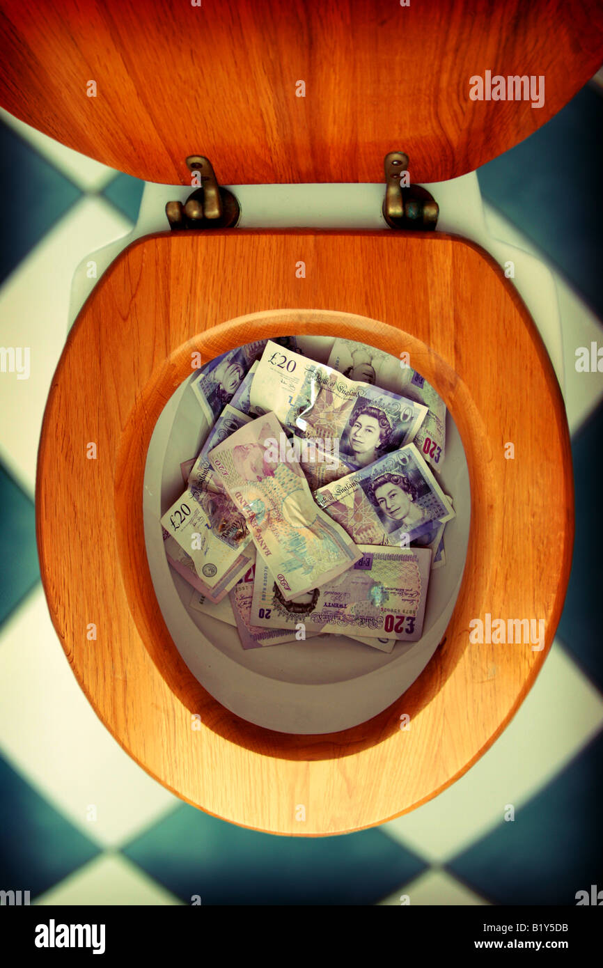 Un sacco di venti pound note in un vaso WC Foto Stock