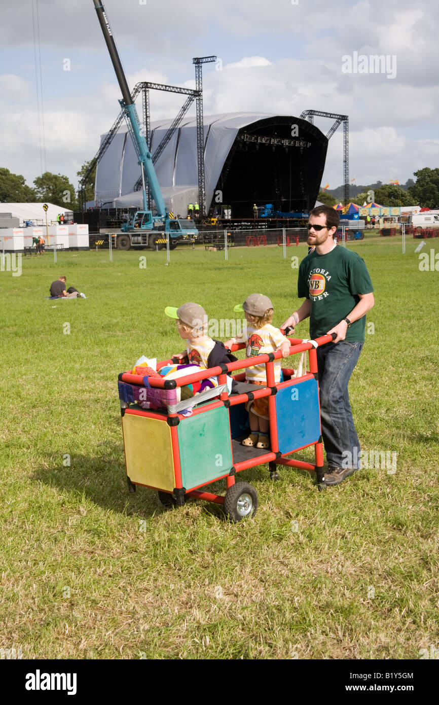 Due giovani ragazzi essendo spinto in un carrello al Glastonbury Festival 2008 Foto Stock