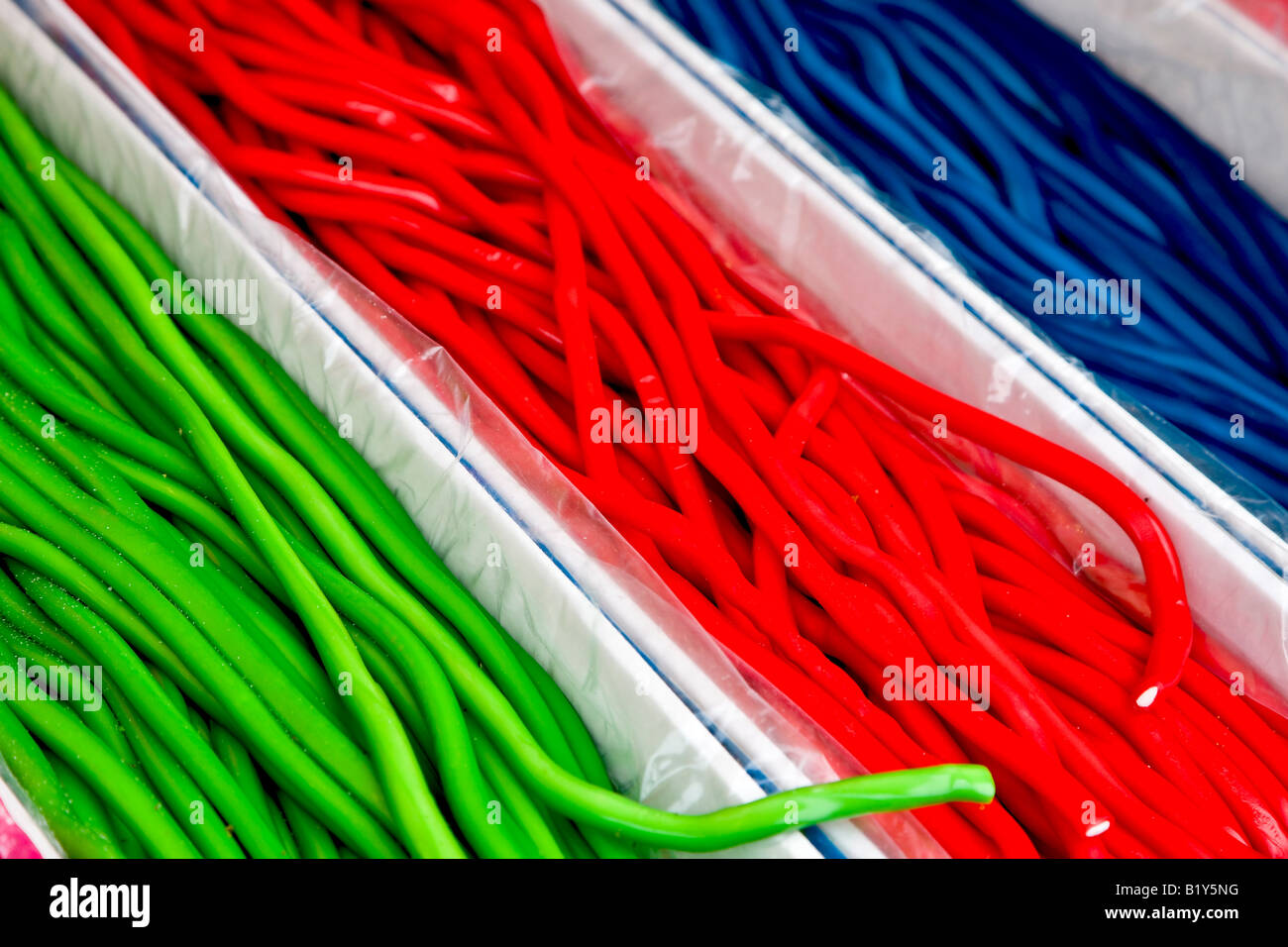 Caramelle colorate in lunghi tratti Foto stock - Alamy