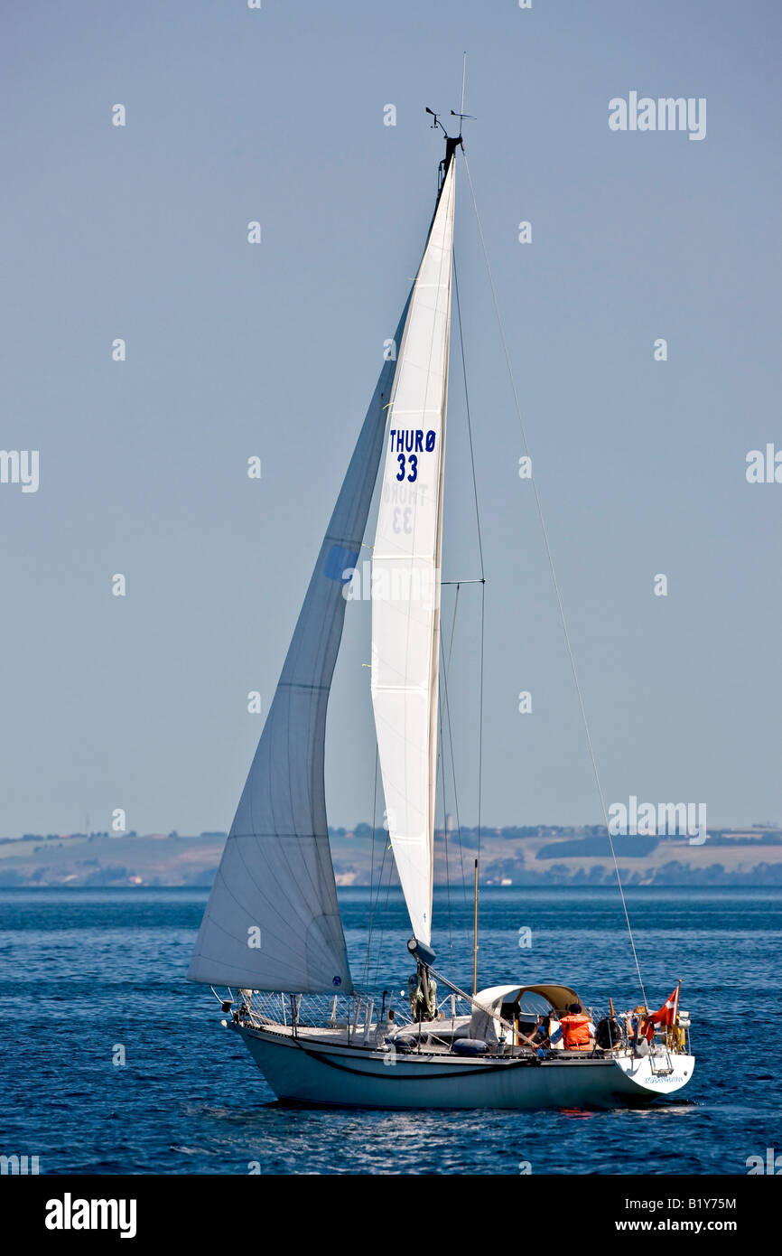 Barca a vela davanti allo svedese west cost Foto Stock