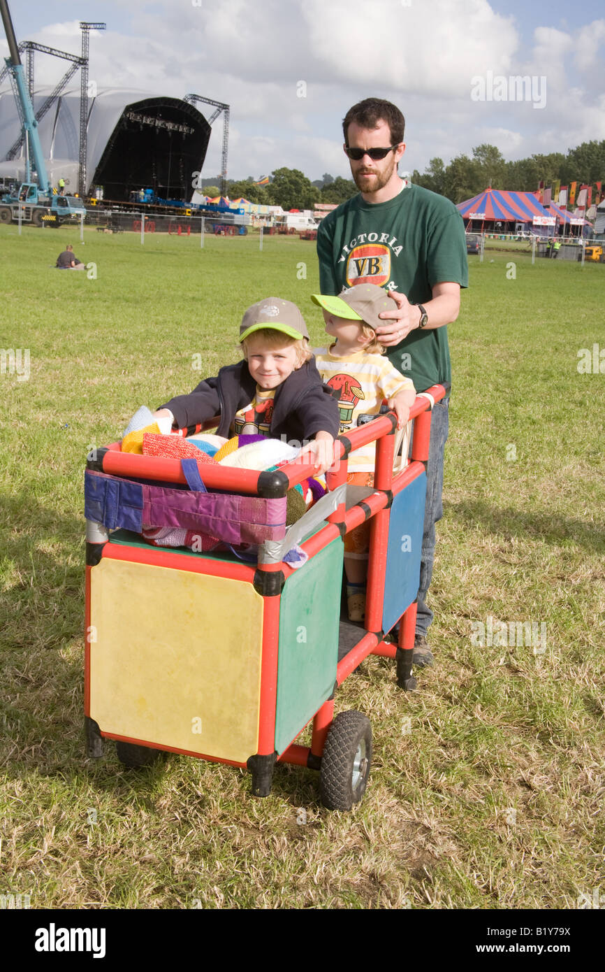 Due giovani ragazzi essendo spinto in un carrello al Glastonbury Festival 2008 Foto Stock