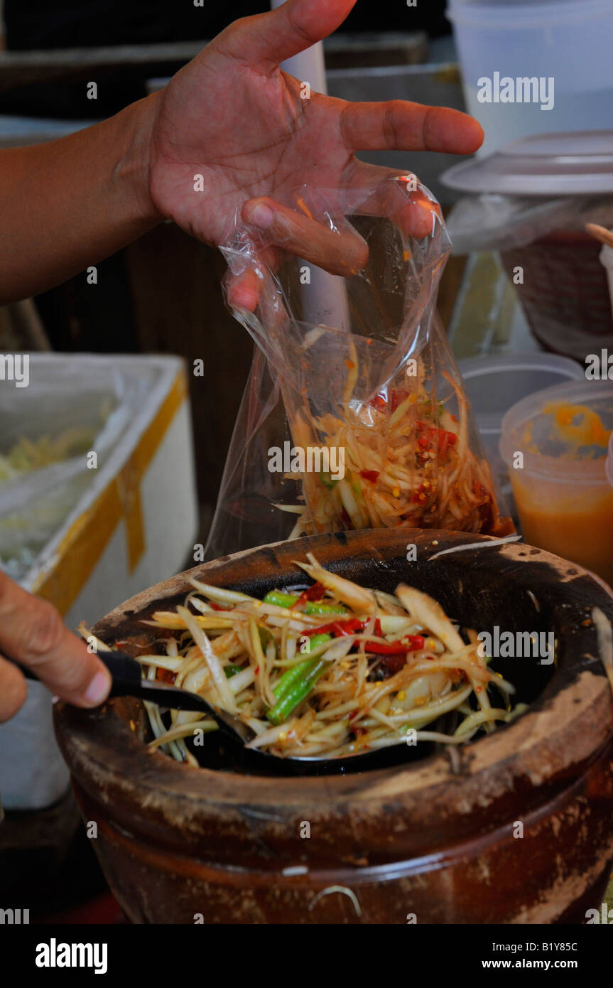 Insalata di papaia, preparata di fresco presso il maso frutticolo, rayong , della Thailandia Foto Stock