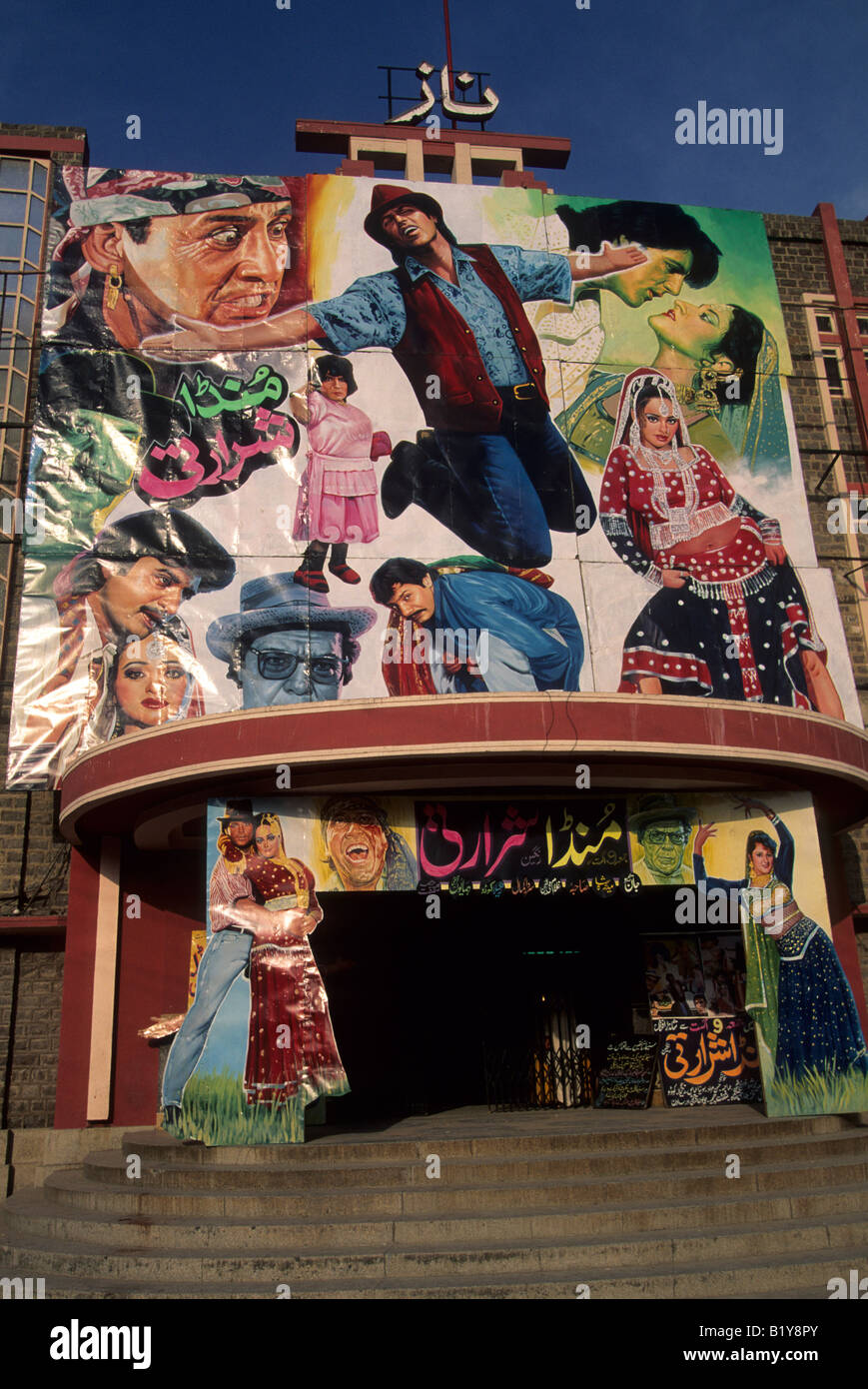 Un colorato poster visualizza dipinta a mano illustrazioni di esso s gettato sopra la porta di ingresso a Rawalpindi Pakistan sala cinema Foto Stock