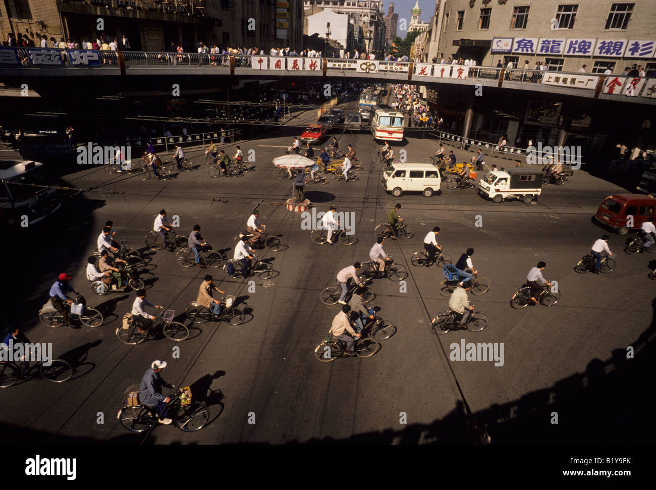 Il cinese si muovono attraverso il traffico di una intersezione a Shanghai in Cina Foto Stock