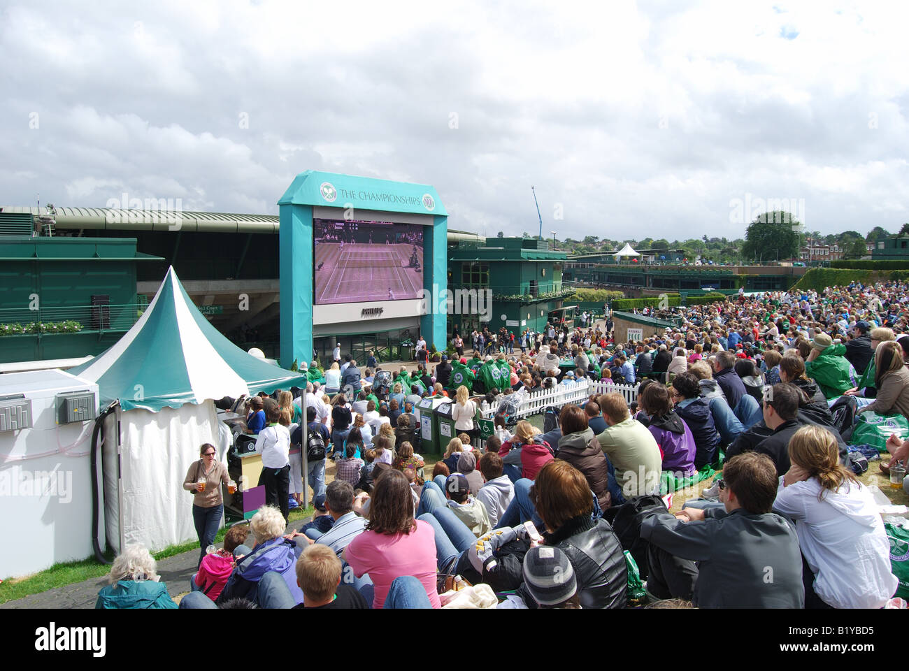 Gli spettatori a guardare il tennis su Henman Hill, ai campionati di Wimbledon, Merton Borough, Greater London, England, Regno Unito Foto Stock