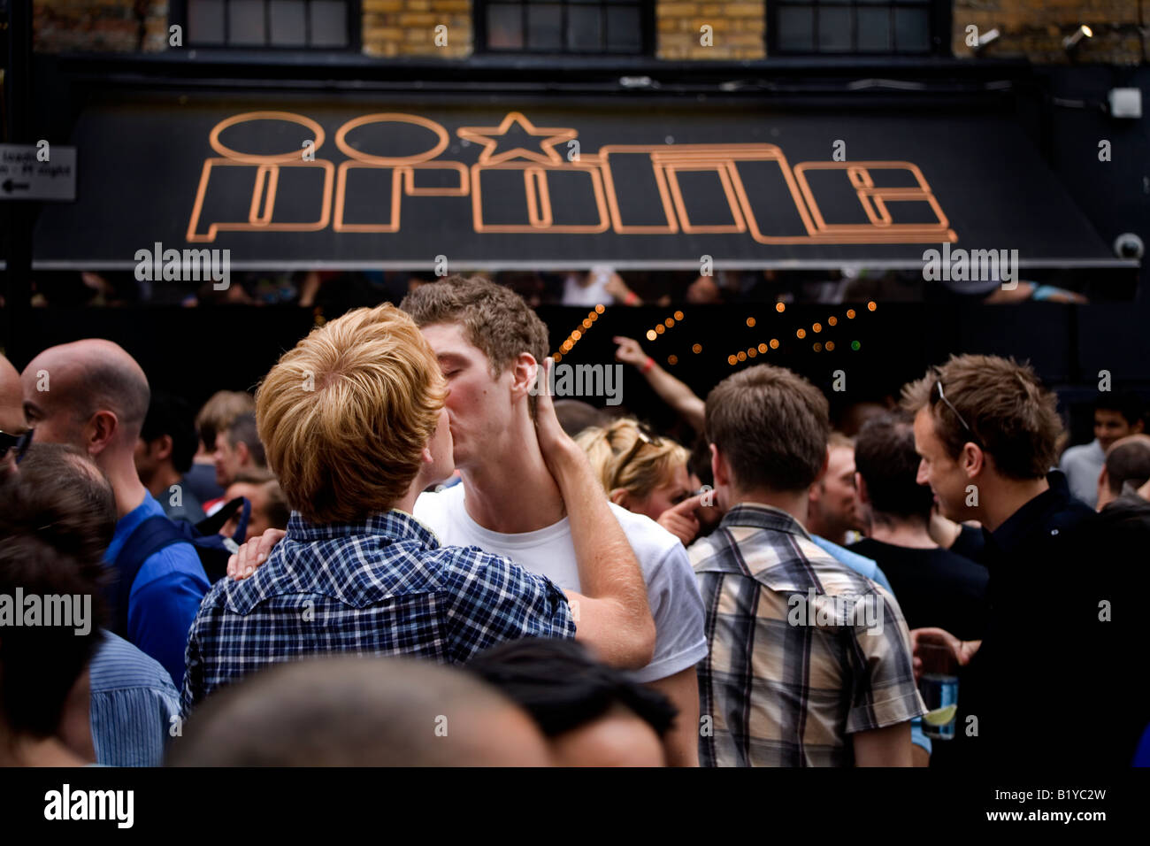 Giovani uomini baciare a Londra Gay Pride Soho Inghilterra Gran Bretagna REGNO UNITO Foto Stock