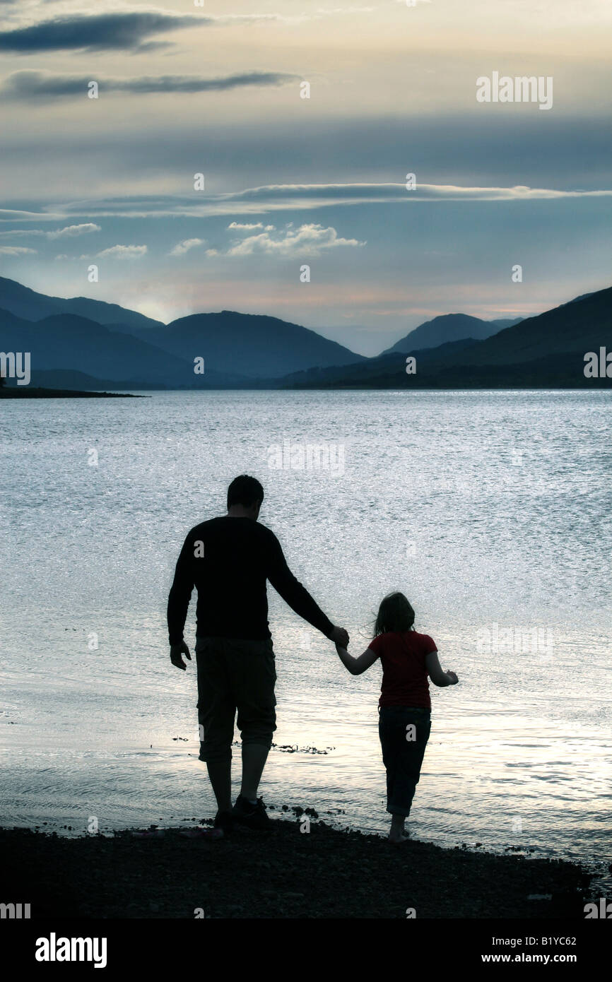 Padre e figlia si fermò a bordo del Loch Foto Stock