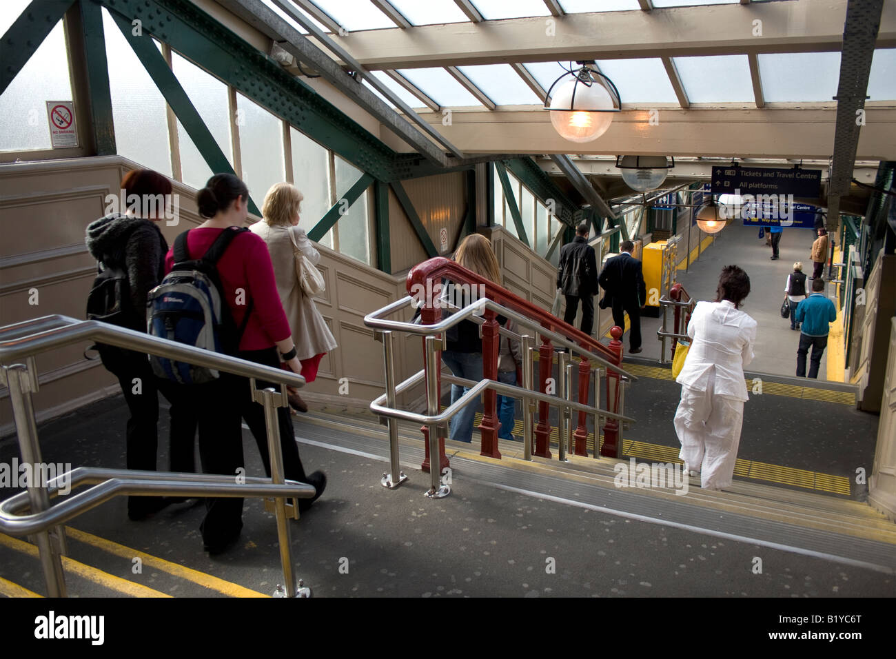 Stazione ferroviaria di Waverley nel centro di Edimburgo, Scozia - passi per la piattaforma con i " commuters " correre per prendere i treni Foto Stock