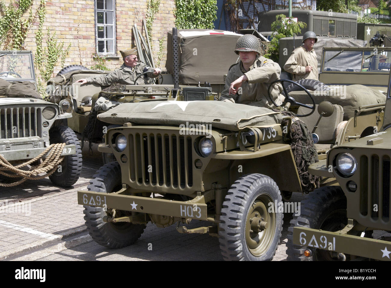 WW2 rievocazione con 'americano' le truppe e i veicoli da qualche parte in Inghilterra meridionale appena prima del D-Day. Foto Stock