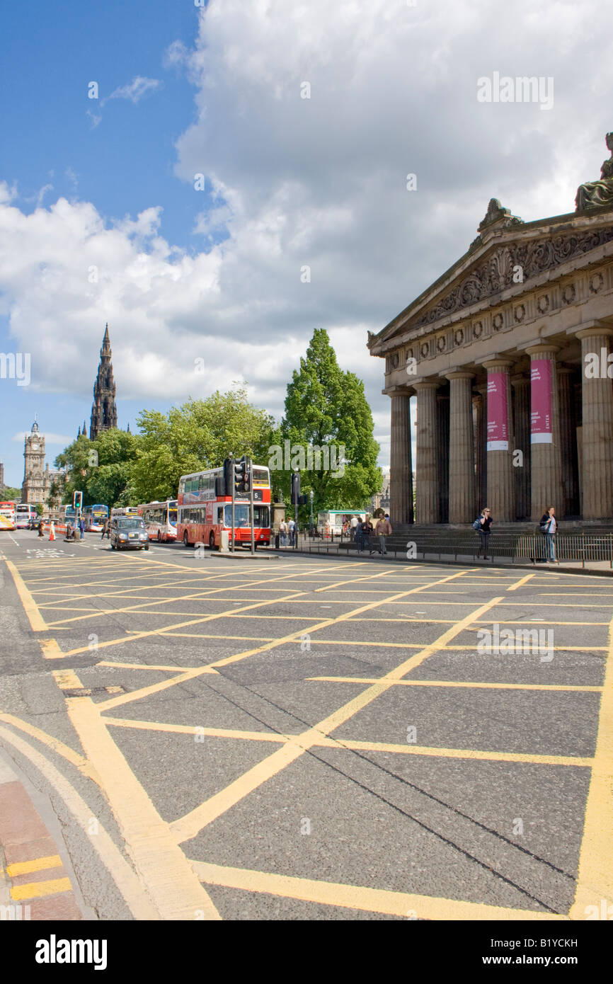 Princes Street di Edimburgo, il tumulo, Scozia, che mostra il traffico, la segnaletica stradale orizzontale e la National Gallery of Scotland. Foto Stock