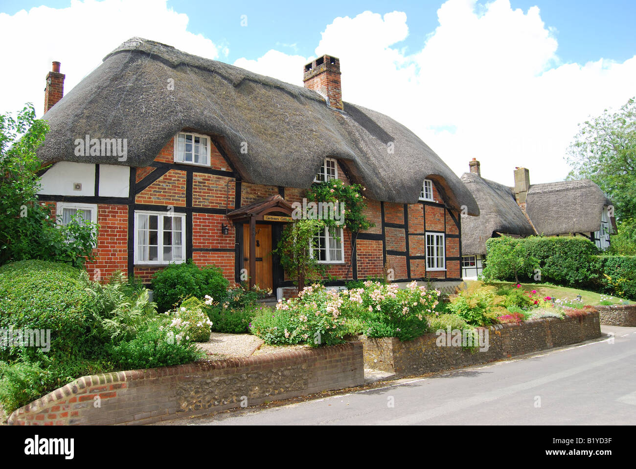 Una cornice in legno cottage con il tetto di paglia, Micheldever, Hampshire, Inghilterra, Regno Unito Foto Stock
