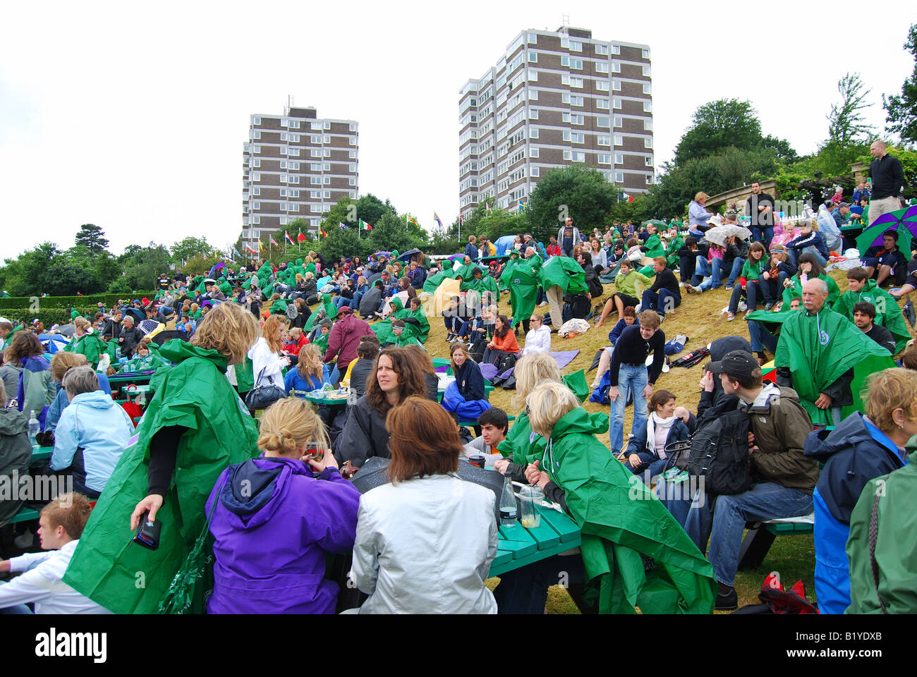 Gli spettatori durante la pioggia ritardo, Henman Hill, ai campionati di Wimbledon, Merton Borough, Greater London, England, Regno Unito Foto Stock