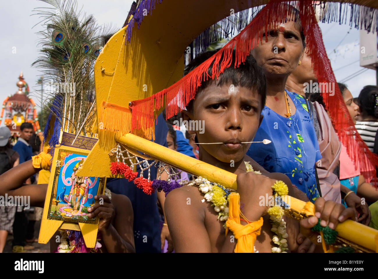 Giovani devoto KAVADI portatore con linguetta piercing all'annuale festival indù di THAIPUSAM Grotte Batu Kuala Lumpur in Malesia Foto Stock