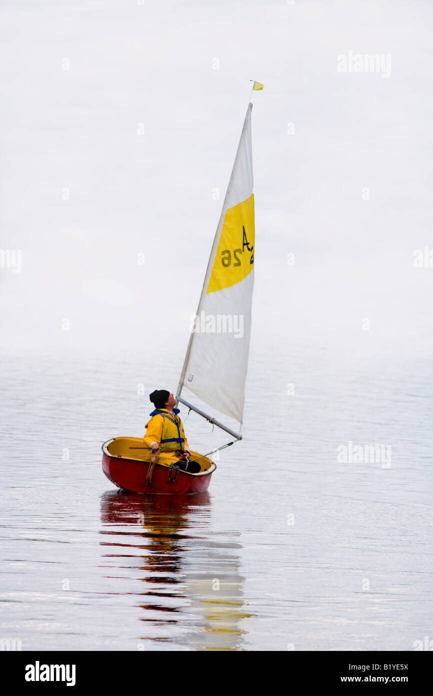 Marinaio solista su un lago windless Foto Stock