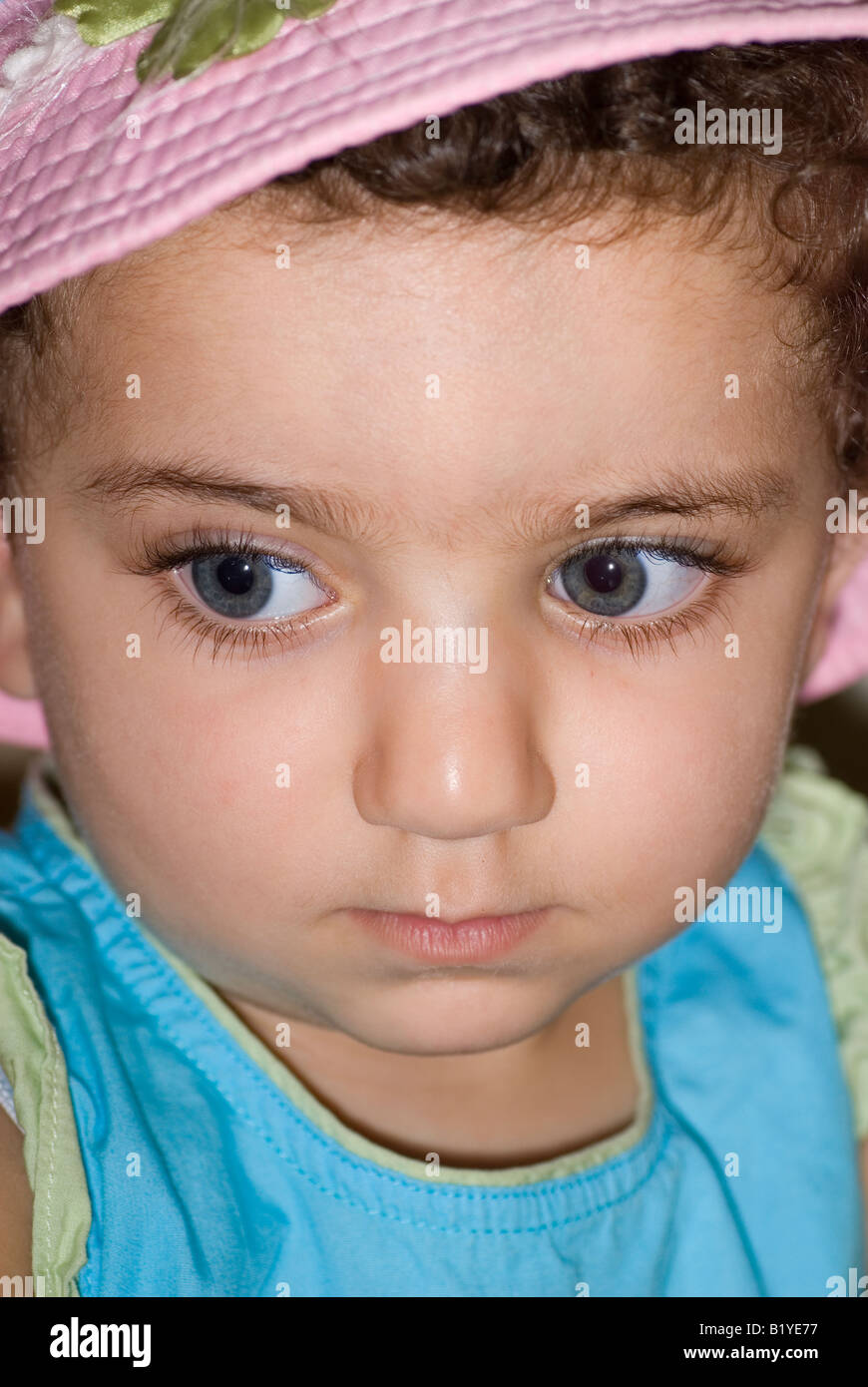 In prossimità di un grazioso piccolo diciotto mesi la ragazza che guarda lontano pensando Foto Stock