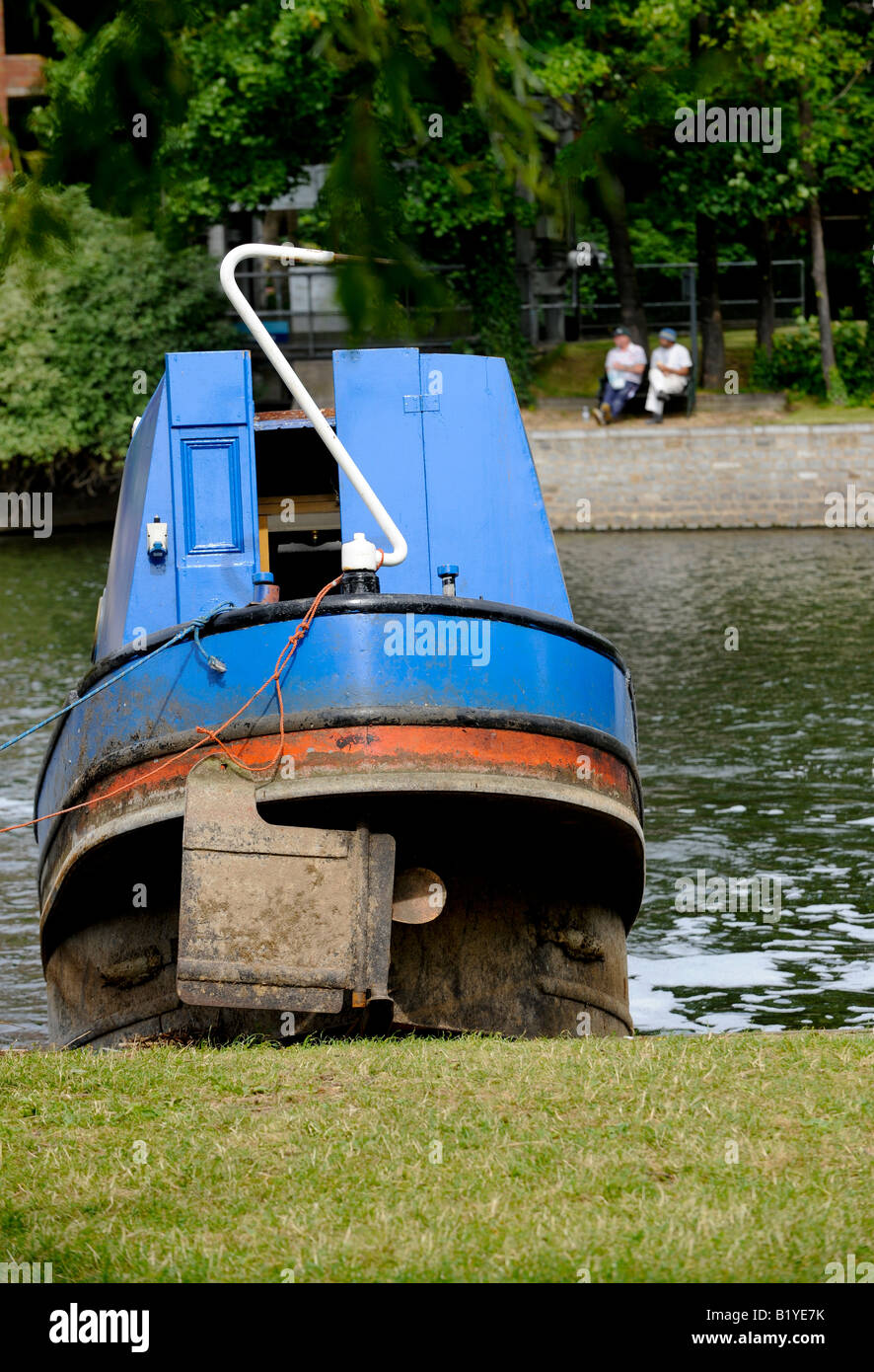Alto e asciutto: Quando le acque di alluvione si sono placate, questo narrowboat a Stratford Upon Avon è stato lasciato bloccato sulla riva del fiume. Foto Stock