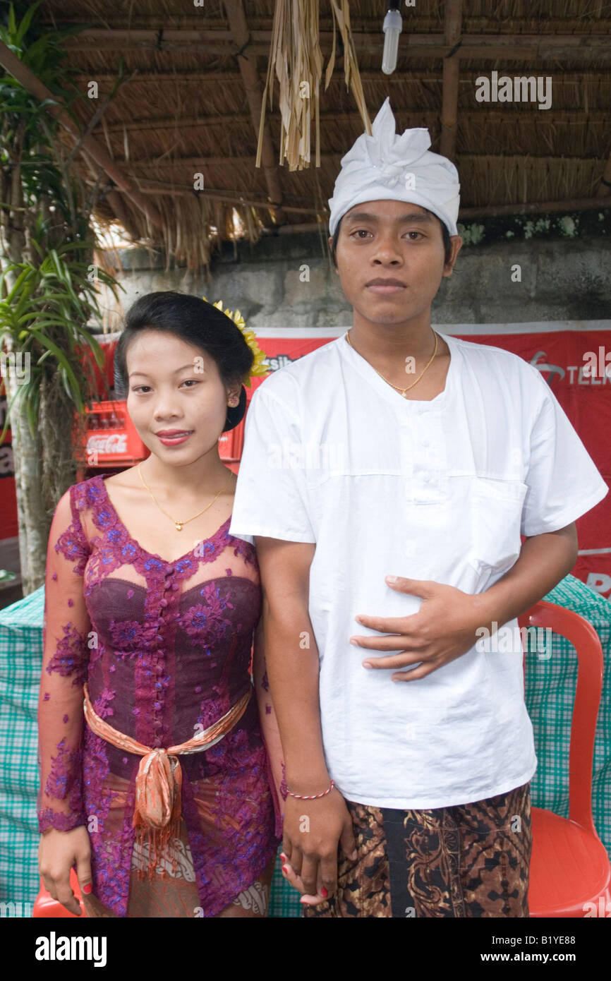 Matrimonio Balinese sposa e lo sposo a essere (Bali - Indonesia). Les futurs mariés d'onu mariage Balinais (Bali - Indonésie). Foto Stock