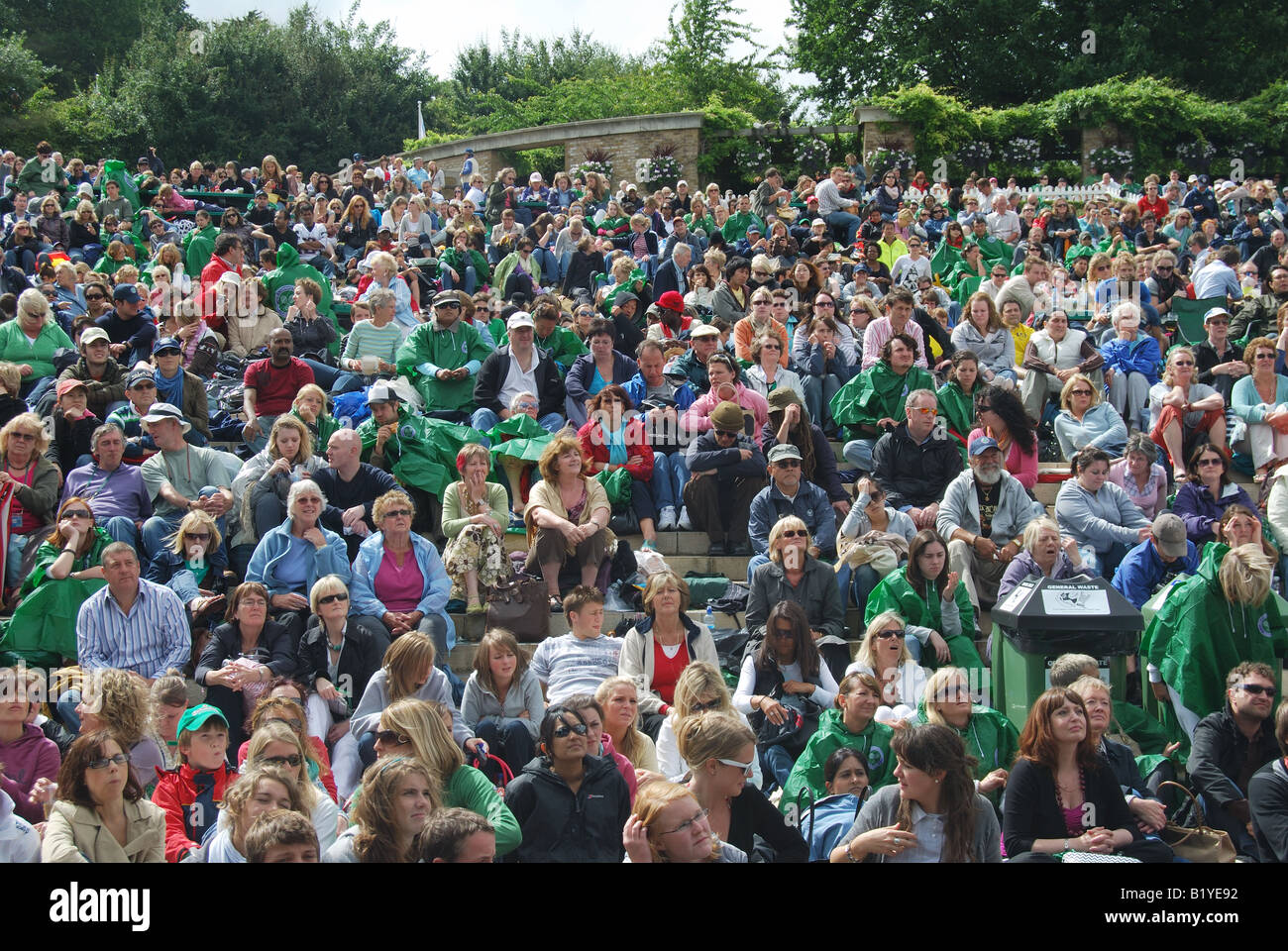 Gli spettatori a guardare il tennis su Henman Hill, ai campionati di Wimbledon, Merton Borough, Greater London, England, Regno Unito Foto Stock