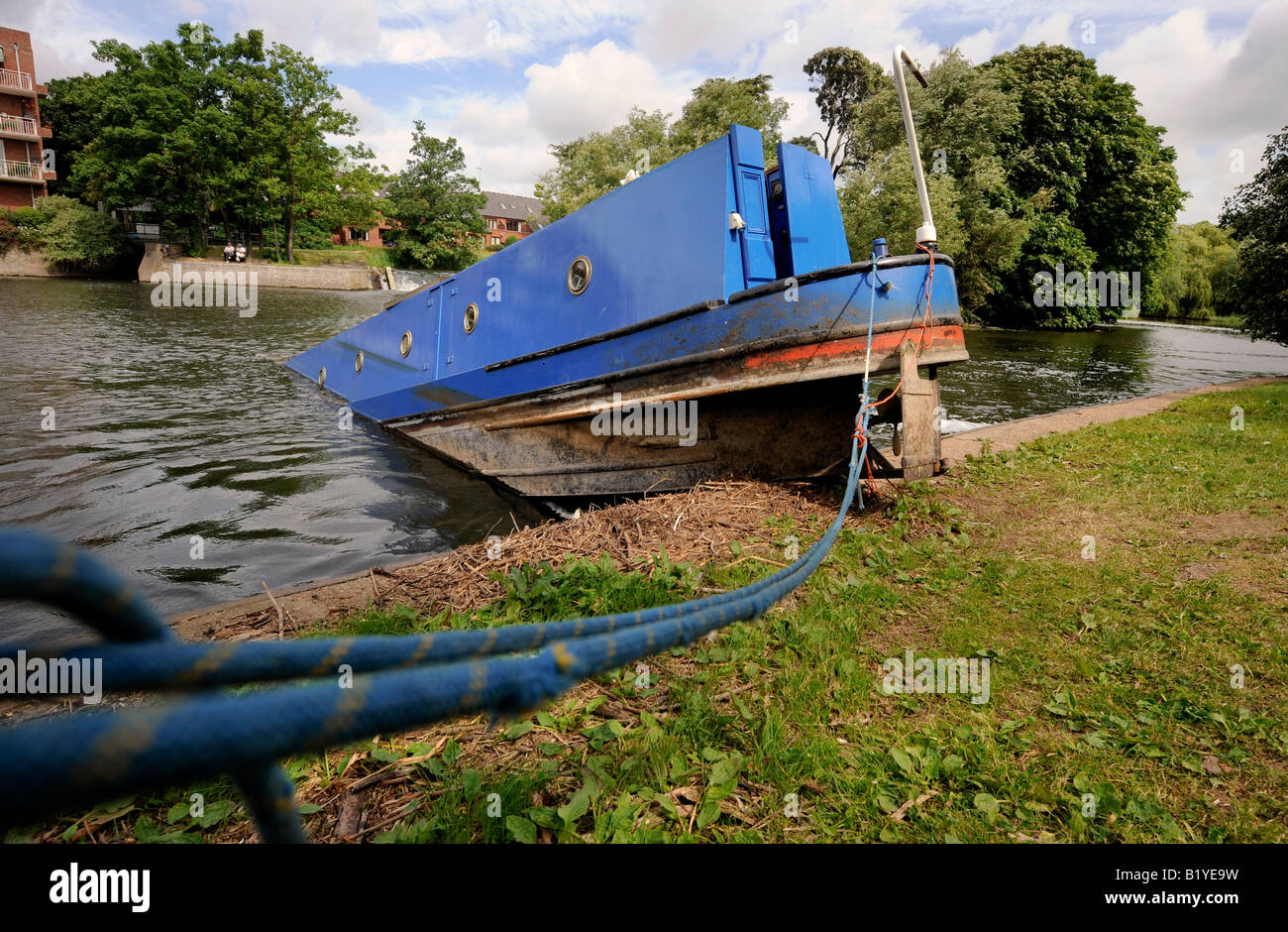 Alto e asciutto: Quando le acque di alluvione si sono placate, questo narrowboat a Stratford Upon Avon è stato lasciato bloccato sulla riva del fiume. Foto Stock