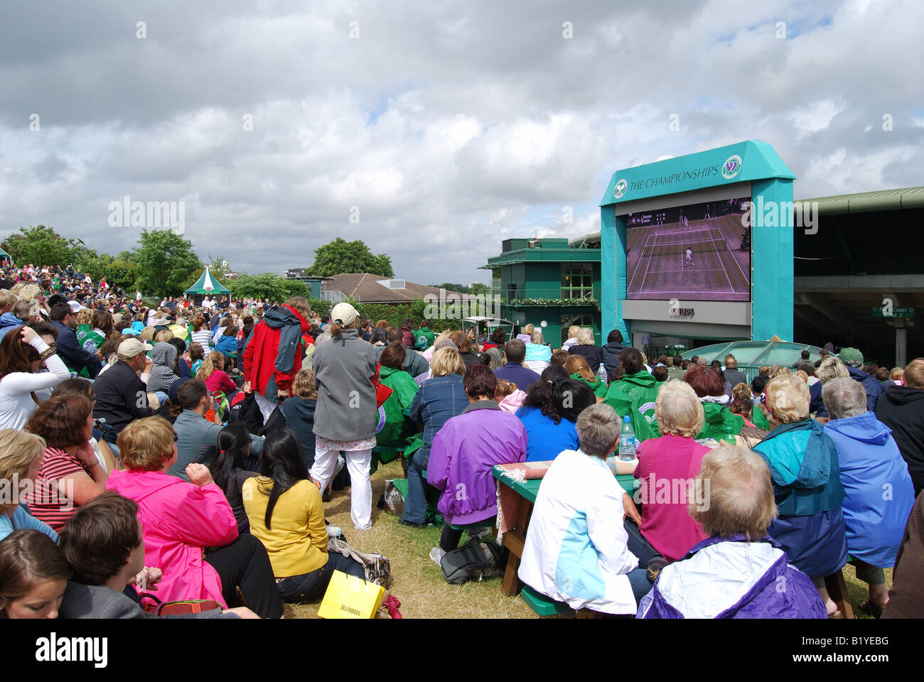 Gli spettatori a guardare il tennis su Henman Hill, ai campionati di Wimbledon, Merton Borough, Greater London, England, Regno Unito Foto Stock