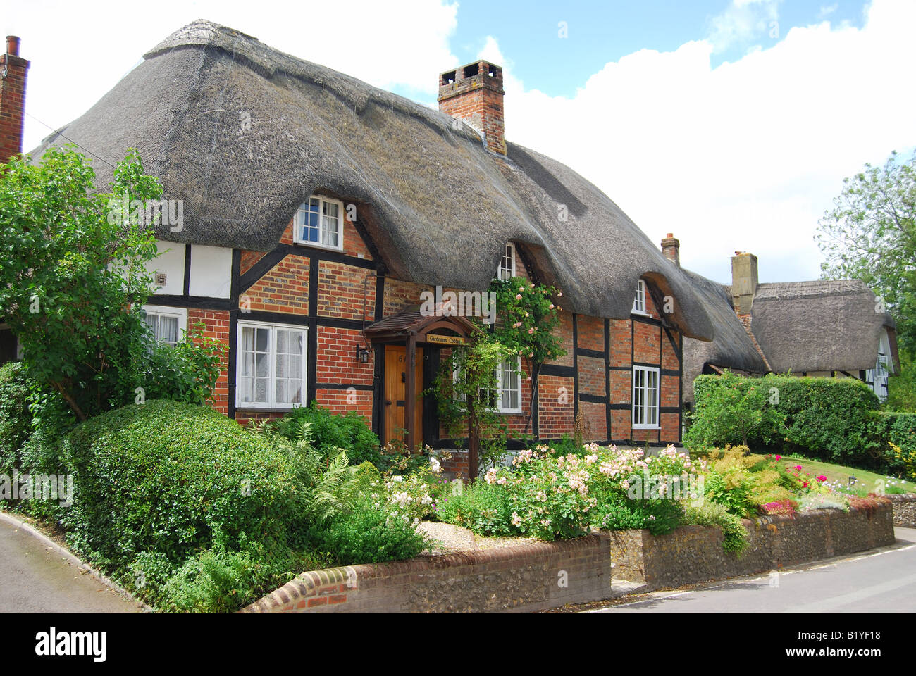 Una cornice in legno cottage con il tetto di paglia, Micheldever, Hampshire, Inghilterra, Regno Unito Foto Stock