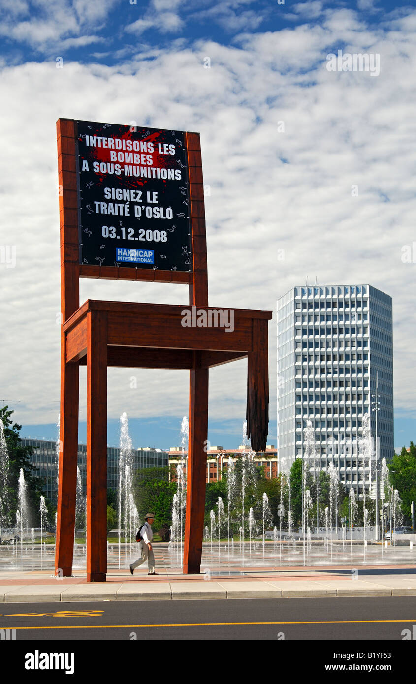 Handicap internazionale esige la firma di Oslo cluster bomb il trattato per la messa al bando alla sedia rotta memorial, Ginevra, Svizzera Foto Stock