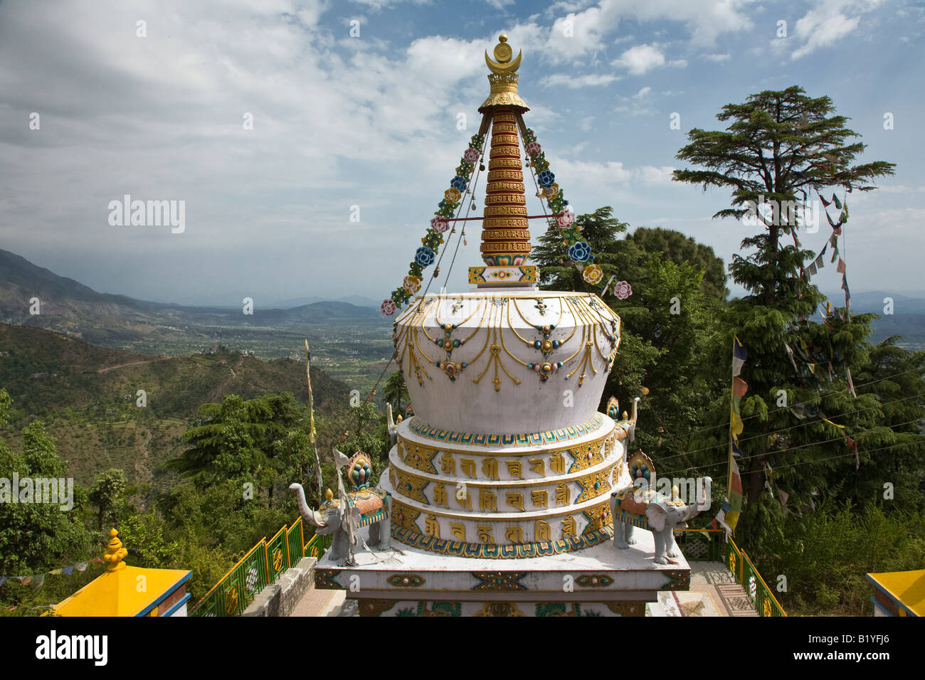 Un tibetano stupa sui terreni del complesso TSUGLAGKHANG in MCLEOD PISTA DHARMSALA INDIA Foto Stock