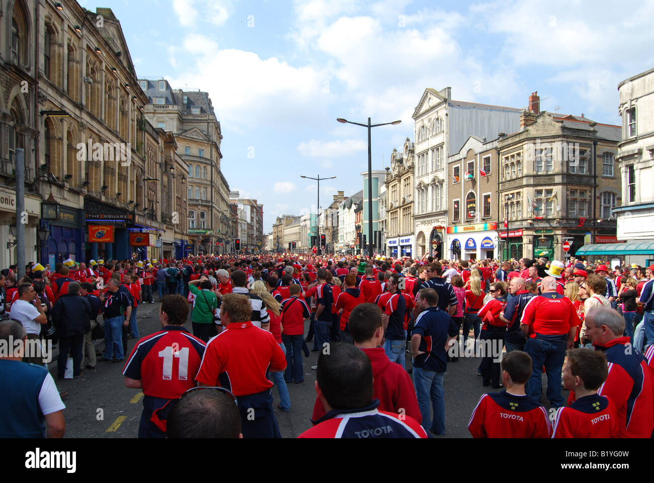 Munster Tifosi si riuniscono a St Mary Street Cardiff prima della Heineken 2008 European Rugby Cup finale tra munster e toulousain s Foto Stock