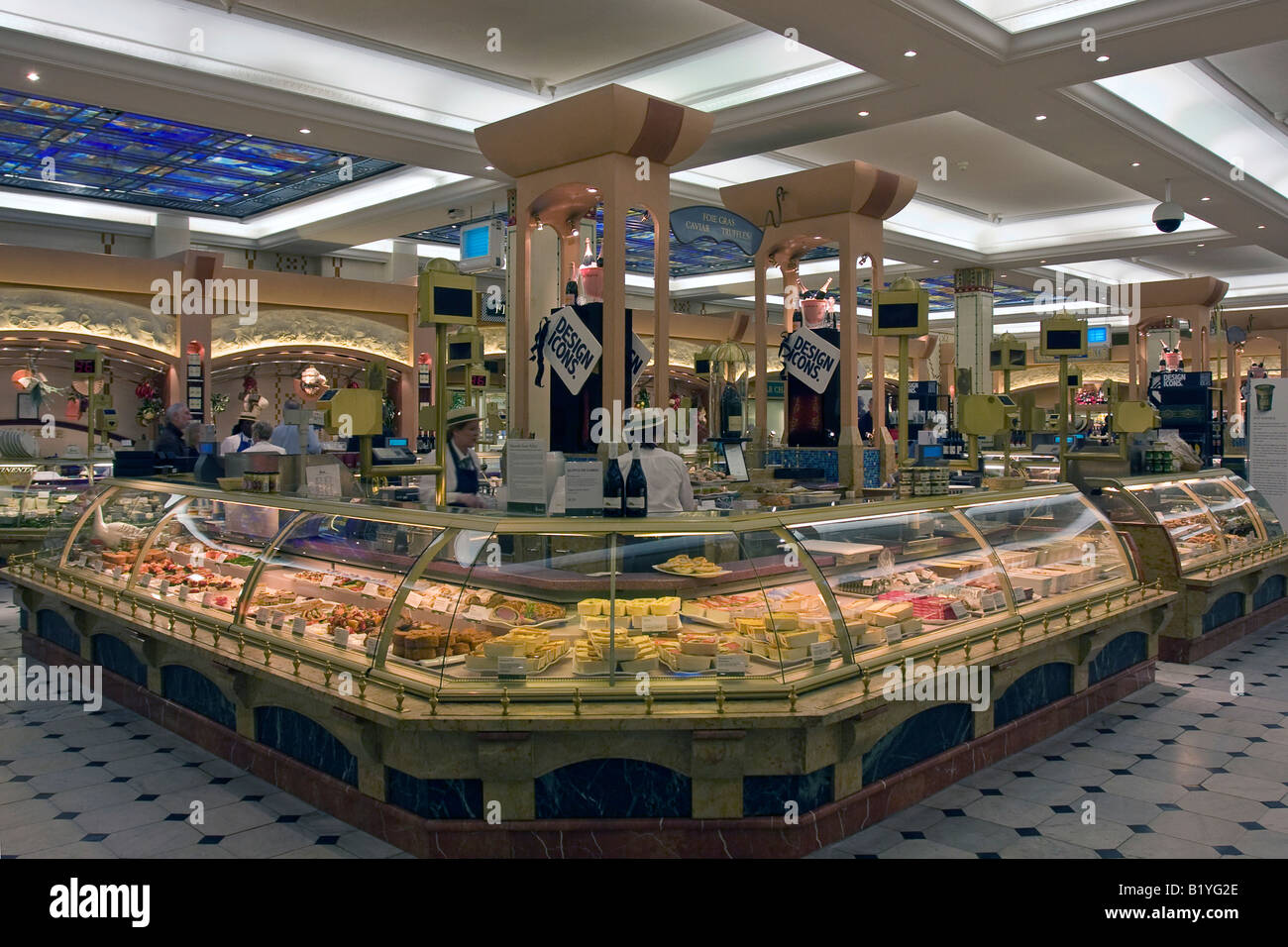 Il cibo fresco sul display a Harrods Food Hall, London Inghilterra England Foto Stock