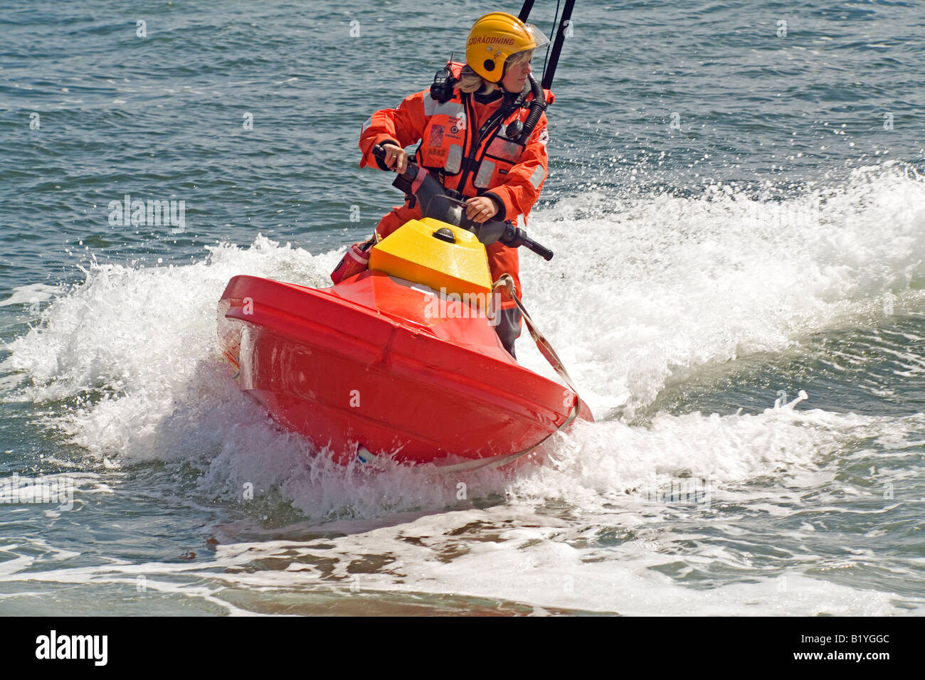 Il salvataggio in mare boatman rides RESCUERUNNER un potente acqua scooter Foto Stock