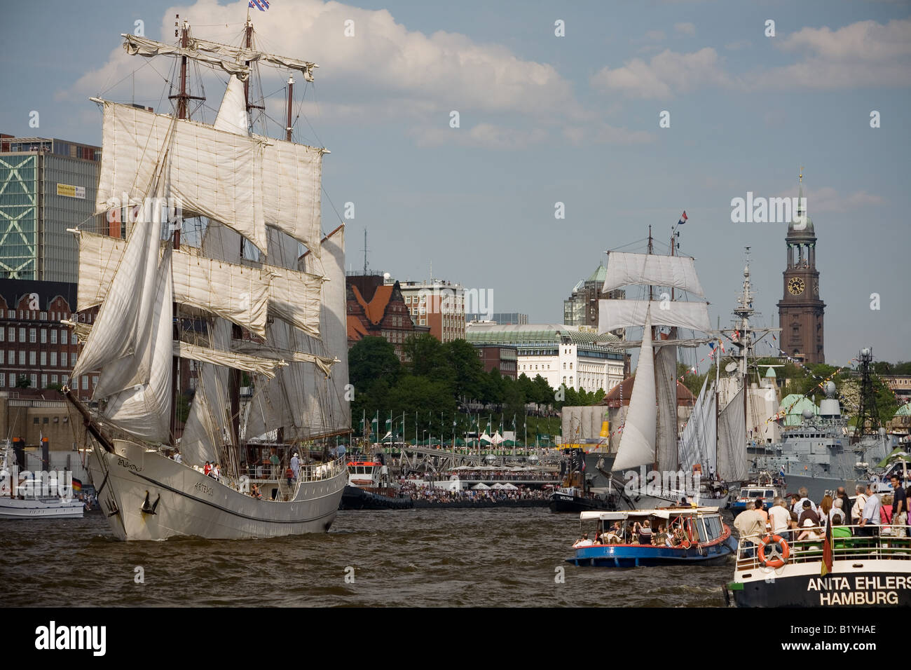 L'ex whaler nave Artemis a sinistra e la randa schooner J R Tolkien diritto sia sotto la tela nel porto di Amburgo Foto Stock