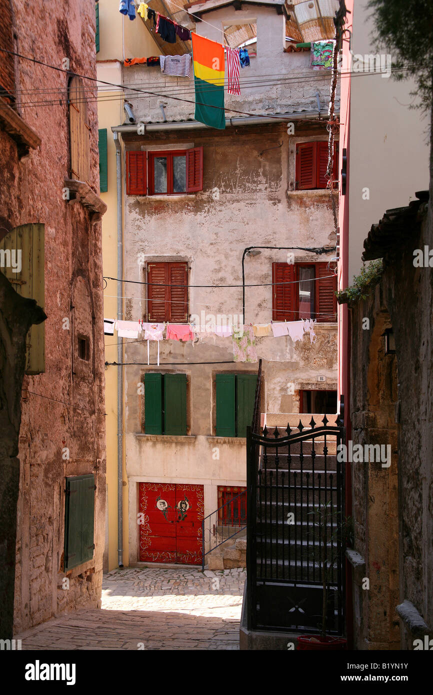 Appartamenti in una pittoresca strada laterale nella suggestiva città vecchia di Rovigno, Croazia,. Balcani Foto Stock