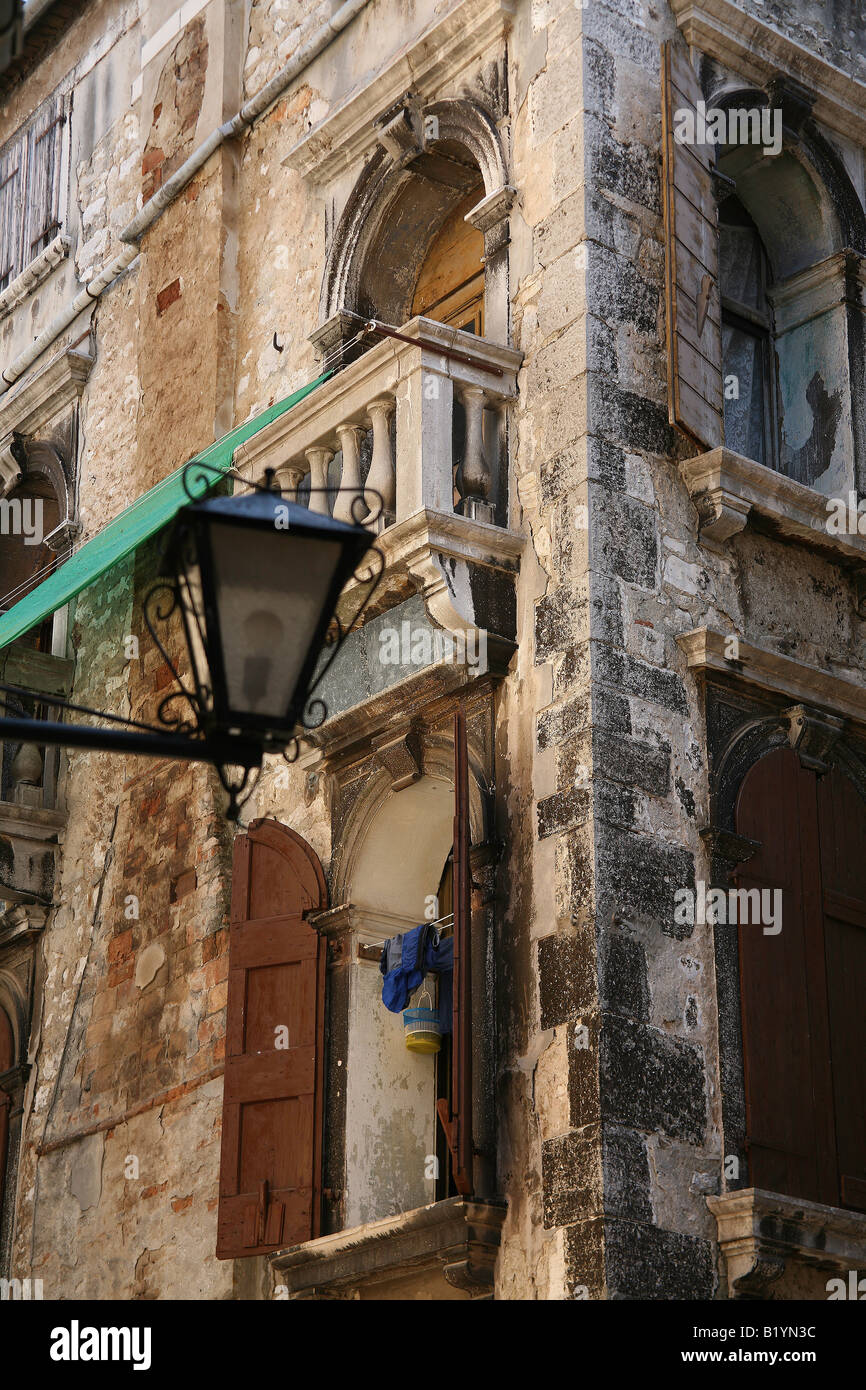 Balcone e attraente muratura in pietra nel centro di Rovigno Città Vecchia - Croazia Foto Stock