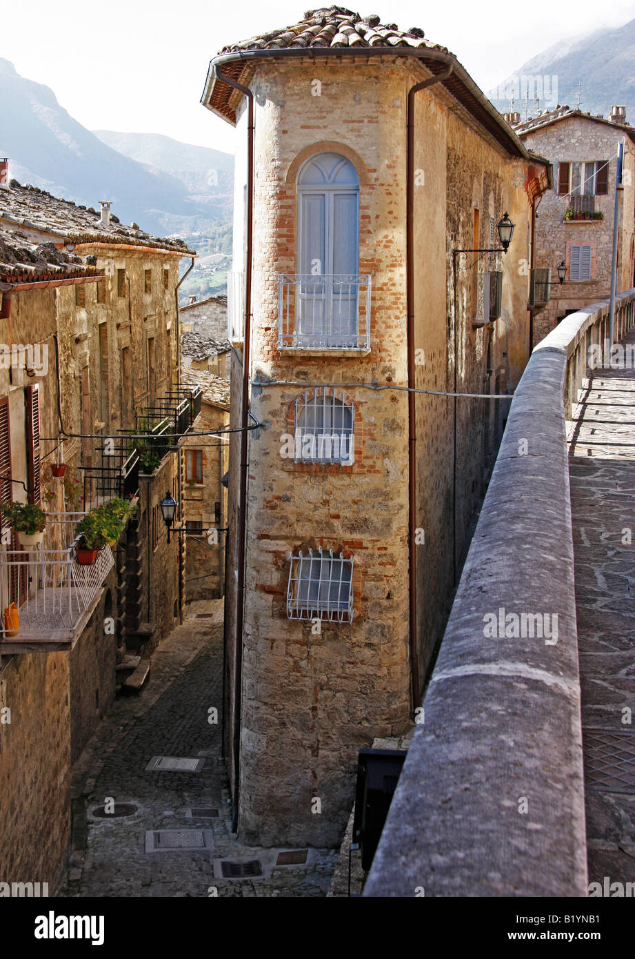 A forma di cuneo edificio nella bellissima 16esimo secolo HILLTOWN di Civitella del Tronto IN ABRUZZO ,Italia Foto Stock