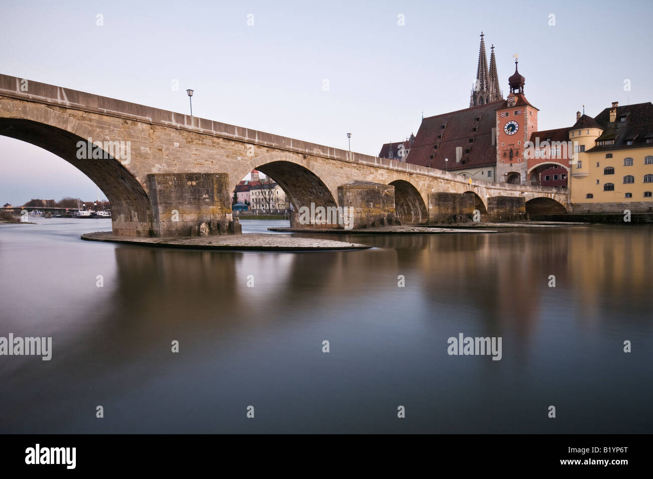 Xii secolo ponte in pietra che attraversa il fiume Danubio, Regensburg, Germania Foto Stock
