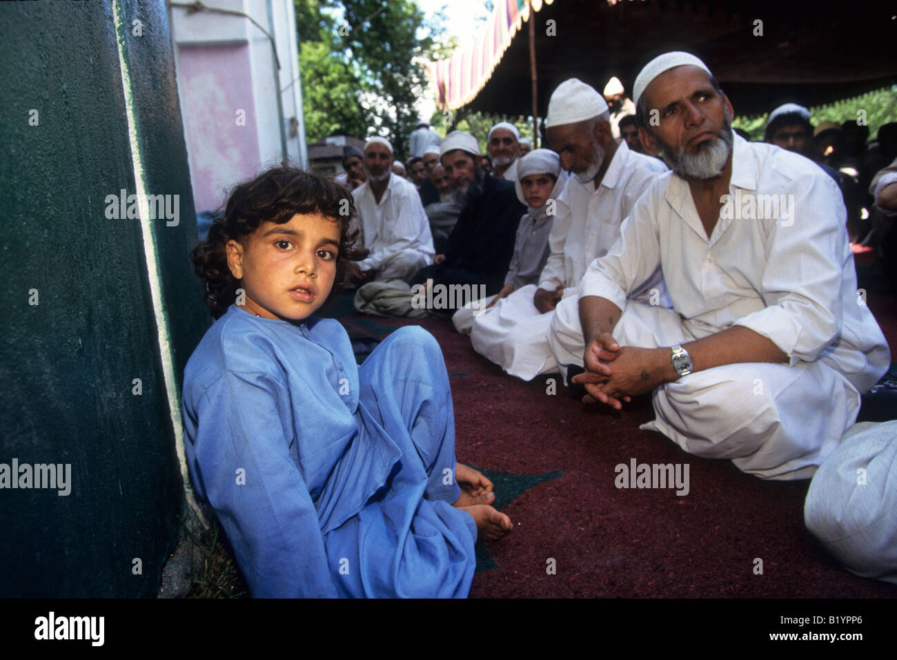 I musulmani del Kashmir offrono le preghiere del venerdì a Srinagar India Foto Stock