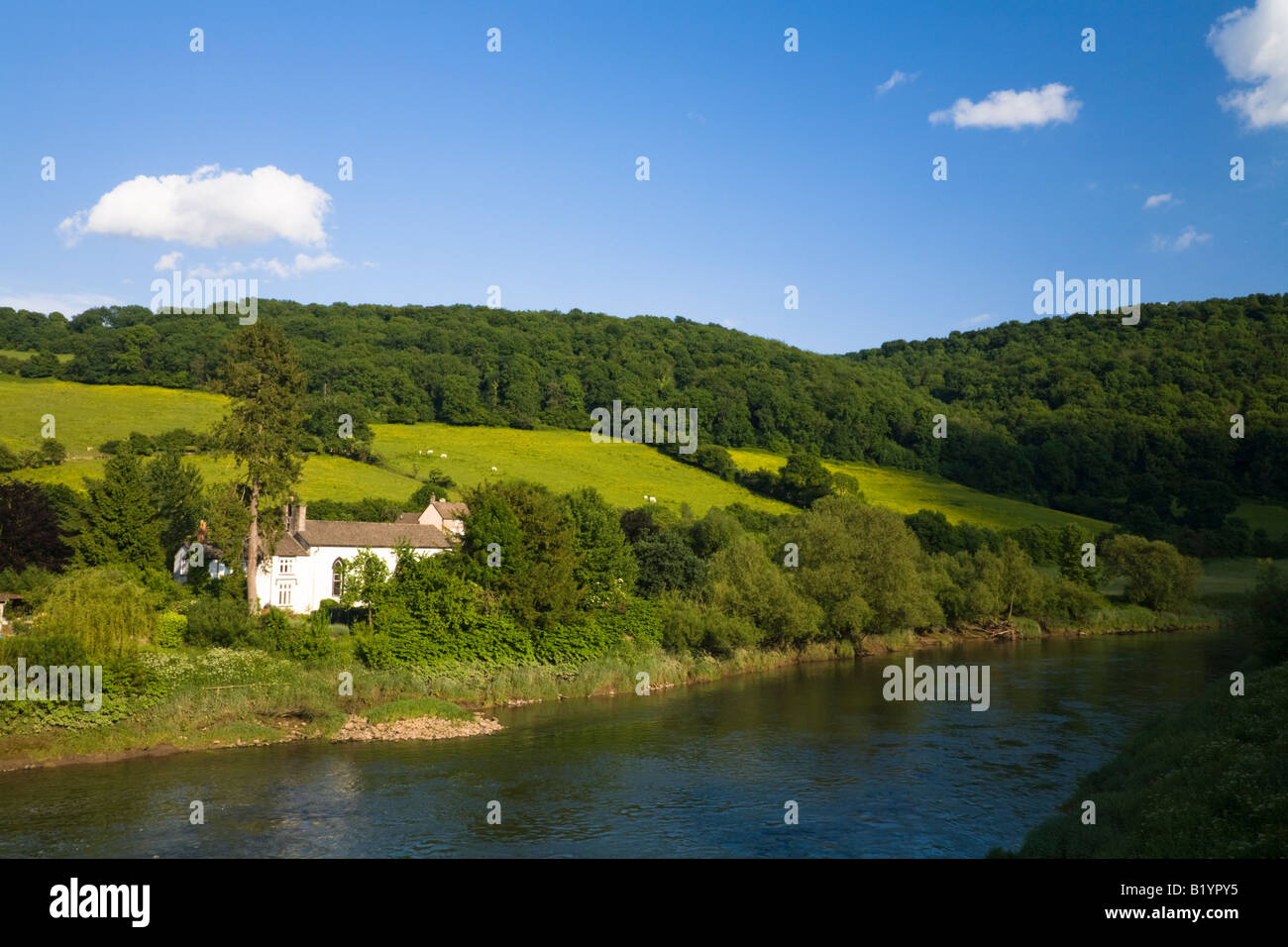 Chiesa Moravion dal ponte Brockweir, Galles/Inghilterra frontiera, fiume Wye Wye Valley. Foto Stock