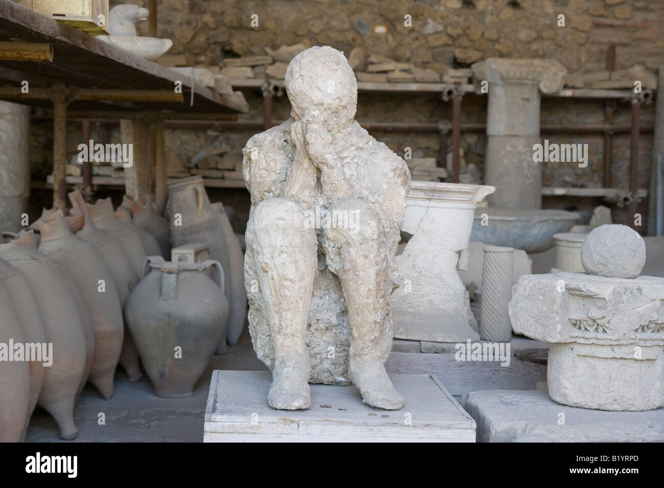 Calchi in Gesso delle vittime dell'eruzione del Vesuvio nel Forum Granaio Campani Pompei Italia Foto Stock