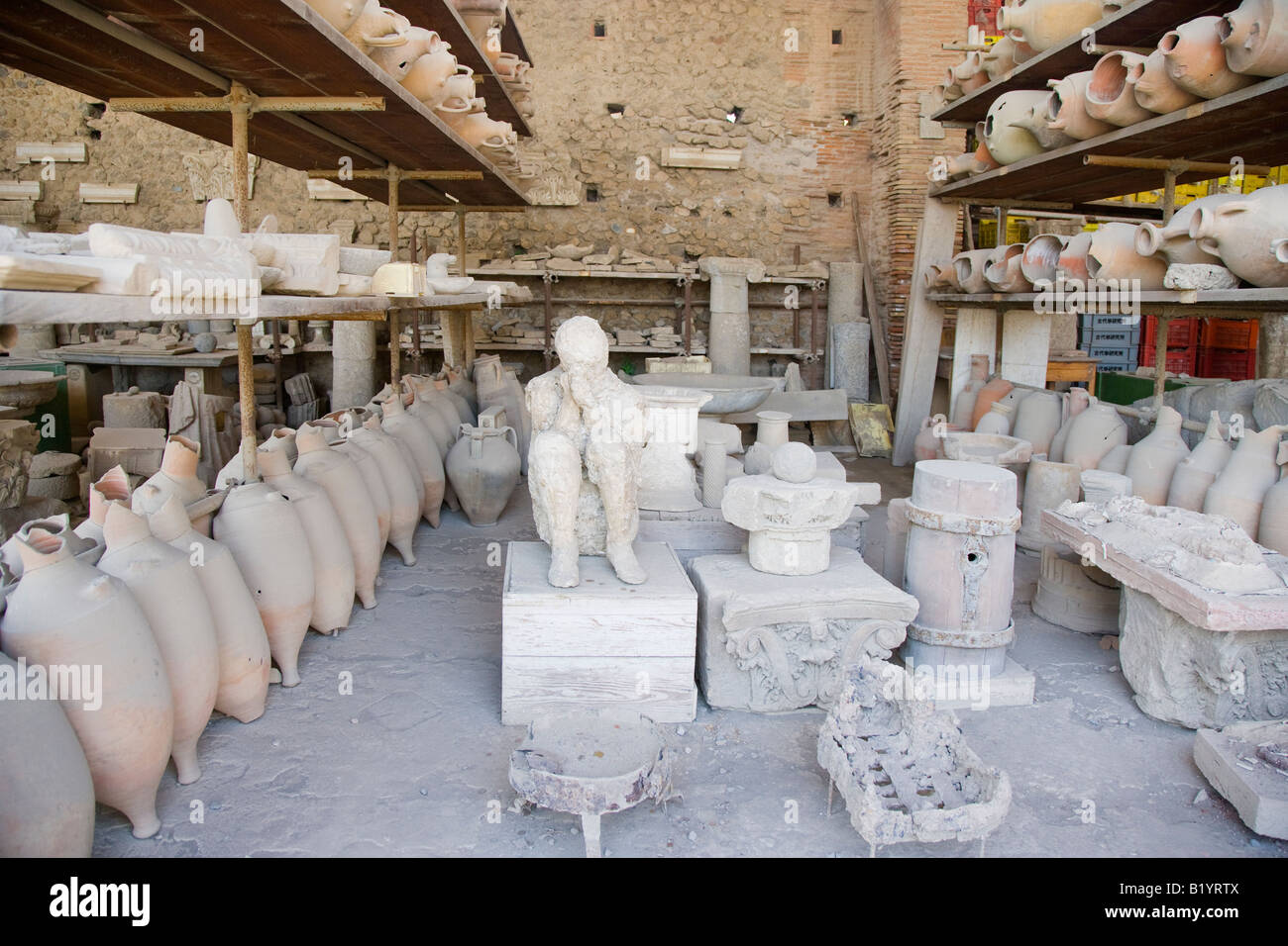 Calchi in Gesso delle vittime dell'eruzione del Vesuvio nel Forum Granaio Campani Pompei Italia Foto Stock