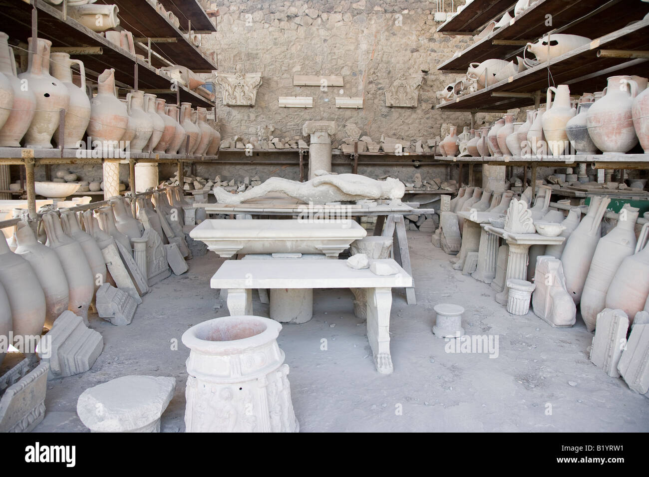 Calchi in Gesso delle vittime dell'eruzione del Vesuvio nel Forum Granaio Campani Pompei Italia Foto Stock