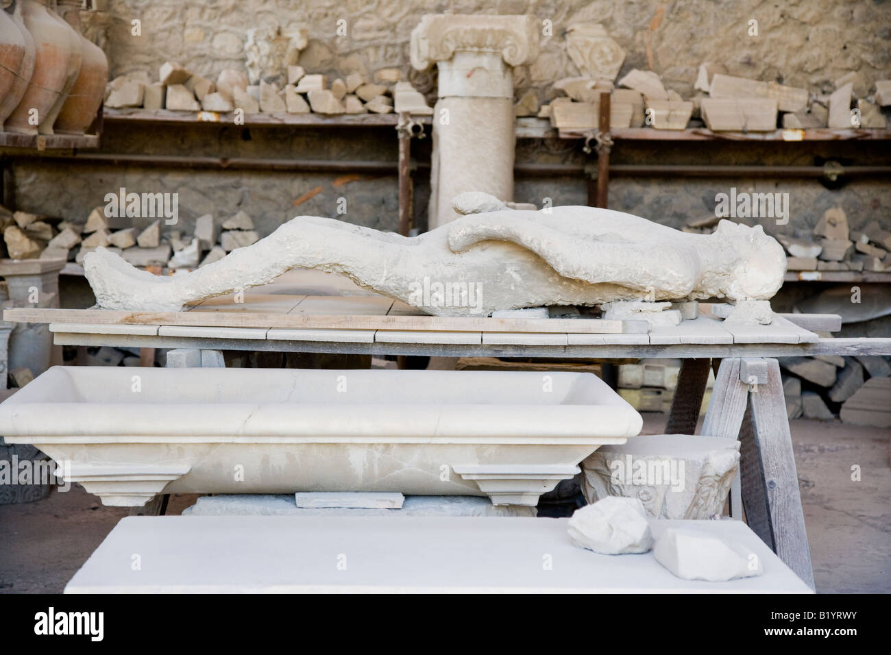 Calchi in Gesso delle vittime dell'eruzione del Vesuvio nel Forum Granaio Campani Pompei Italia Foto Stock