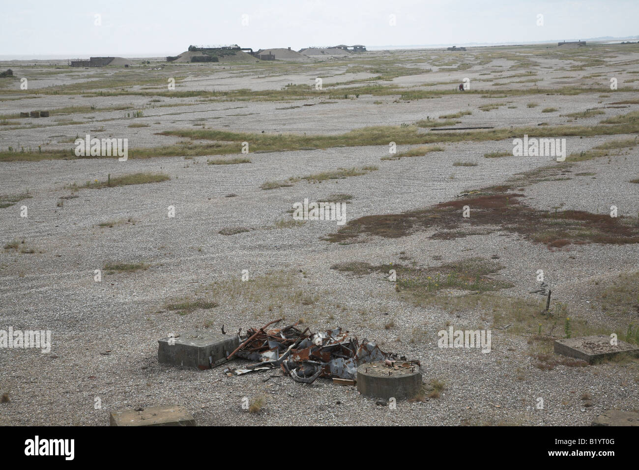 Shingle creste e resti di ex bomba sito test Orford Ness, Suffolk, Foto Stock
