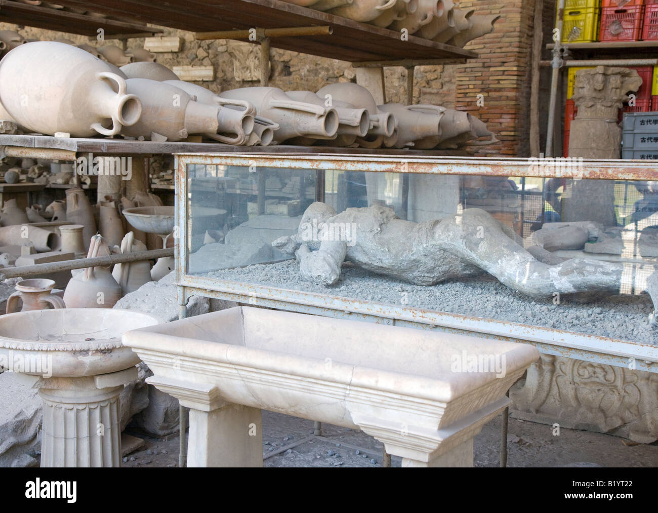 Calchi in Gesso delle vittime dell'eruzione del Vesuvio nel Forum Granaio Campani Pompei Italia Foto Stock
