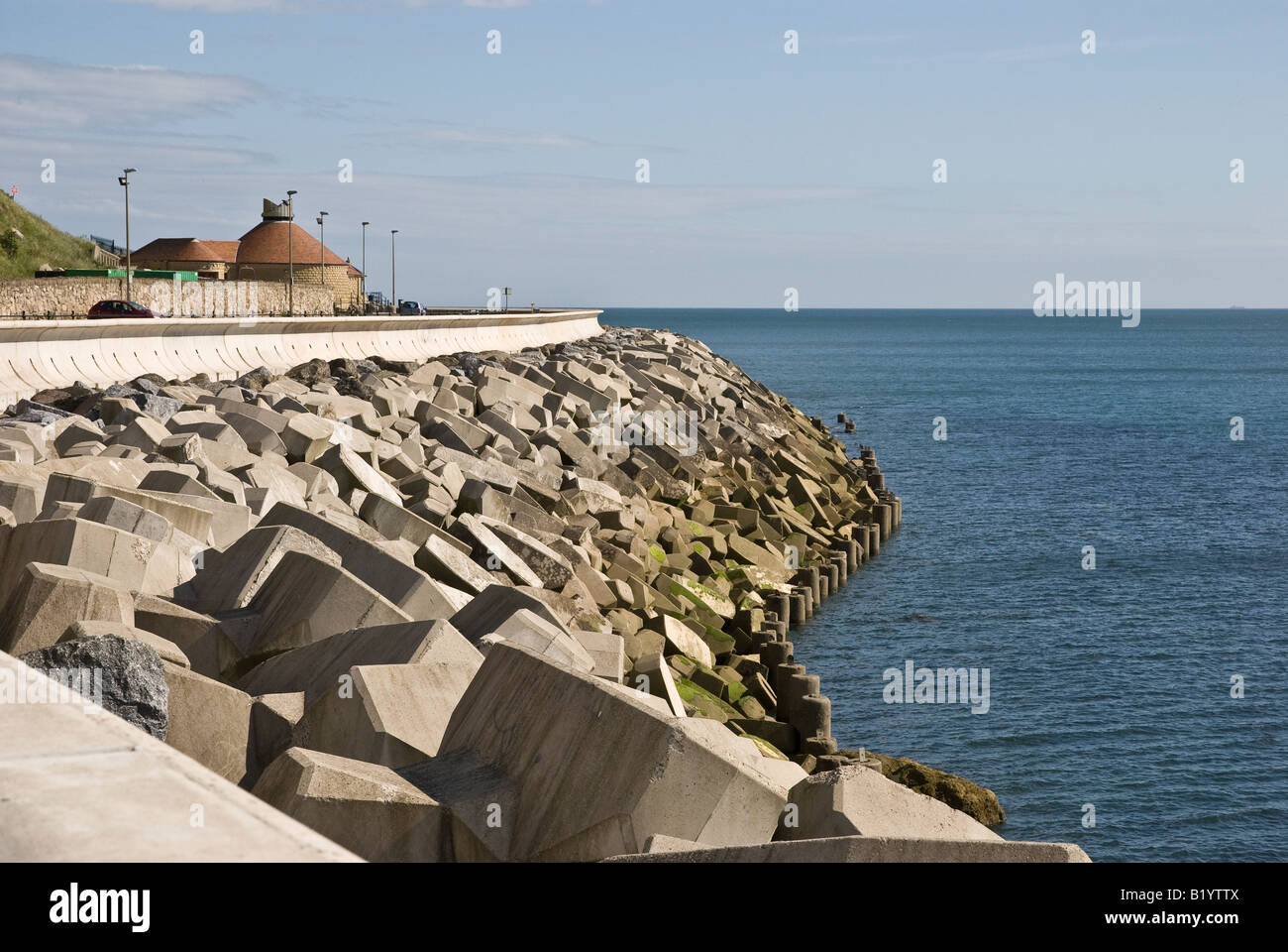 Rock armature e accropode difese costiere Marine Drive Scarborough Yorkshire Regno Unito Foto Stock